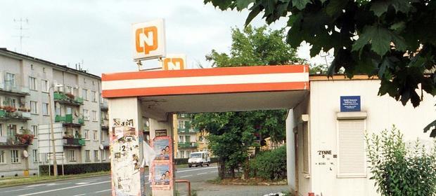Opuszczona stacja CPN w Raciborzu w 2004 roku.