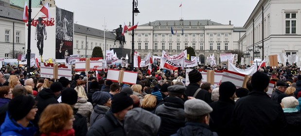 Niezadowoleni frankowicze protestami przypominali Andrzejowi Dudzie o jego obietnicach wyborczych już pod koniec 2015 r.