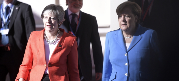 Theresa May i Angela Merkel w czasie szczytu w Salzburgu.