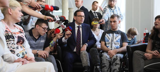 Premier spotkał się z protestującymi w Sejmie niepełnosprawnymi i ich rodzicami.