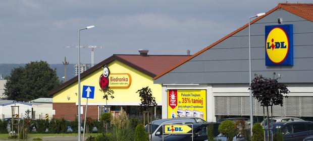 Dyskonty co miesiąc wydają miliony na reklamy