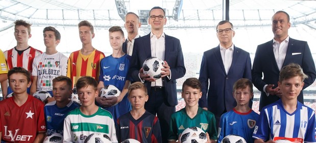 - Trzeba sporo się napracować, żeby były sukcesy - powiedział premier młodym piłkarzom.
