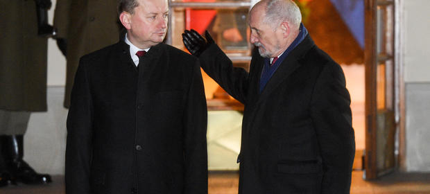 Nowy minister Błaszczak podziękował we wtorek Macierewiczowi za wysiłki i zapewnił o kontynuacji jego polityki.