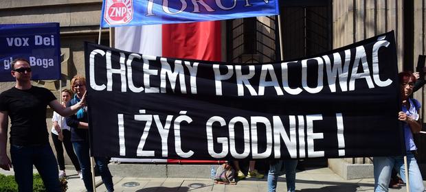 Związek Nauczycielstwa Polskiego domaga się podwyżek na poziomie tysiąca złotych. Nauczyciele w tym roku dostali od 100 do 200 zł
