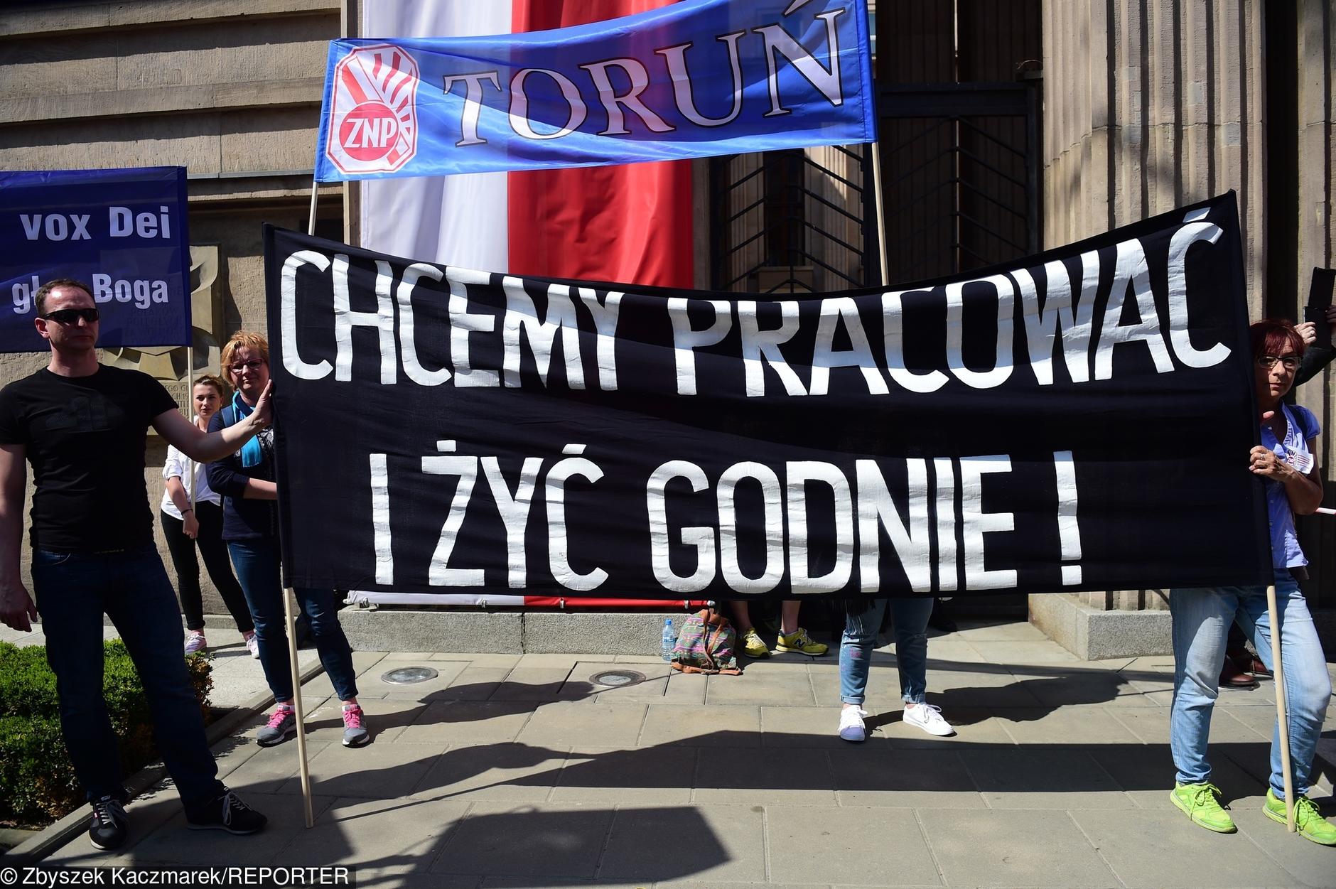 Nauczyciele wyszli na ulice. Żądają podwyżek i zmiany ministra edukacji narodowej