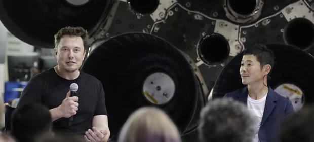 Elon Musk i Yusaku Maezawa. To właśnie 42-letni Japończyk za kilka lat poleci z firmą Muska w kosmos