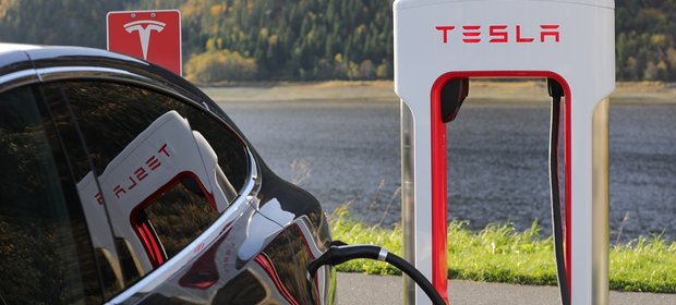 Tesla miała zmienić rynek motoryzacyjny. Na razie mierzy się z poważnymi oskarżeniami