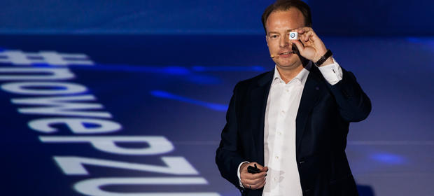 Paweł Surówka, prezes PZU, prezentuje innowacyjne urządzenie badające sposób jazdy kierowców