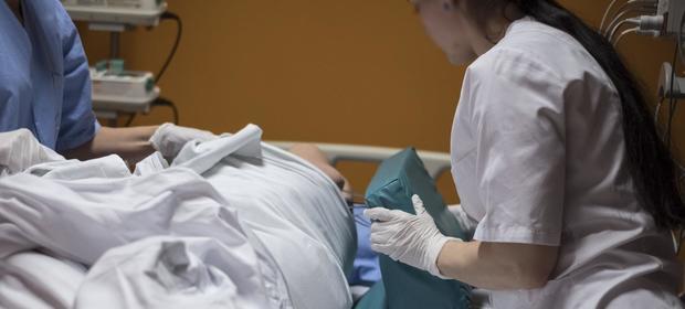 Pielęgniarki narzekają na jednoosobowe dyżury, podczas których w nocy przypada na nich kilkudziesięciu pacjentów.