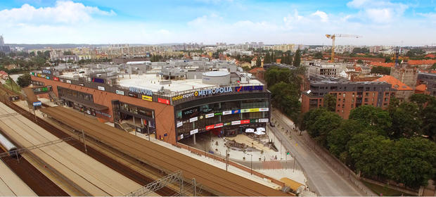 Galerię Metropolia wybudowano w bezpośrednim sąsiedztwie stacji SKM Gdańsk Wrzeszcz