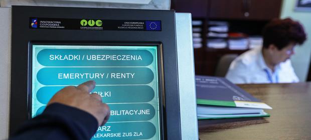 Emeryci i renciści nadal będą płacić podatek i składki od świadczeń.