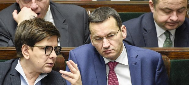 Protestujący czekają na premier Beatę Szydło lub Mateusza Morawieckiego.