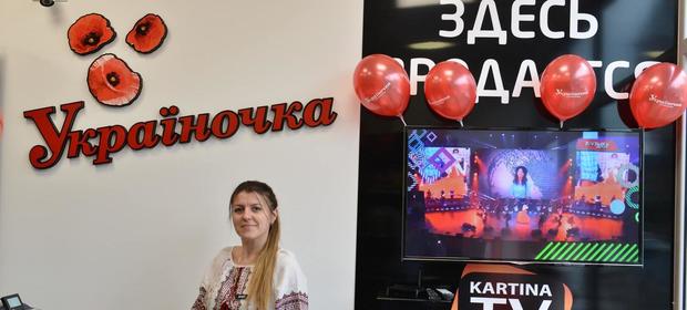 Pracownica sklepu "Ukrainoczka". Ukraińcy zakładają w Polsce biznesy. - To znacznie prostsze niż na Ukrainie - mówią