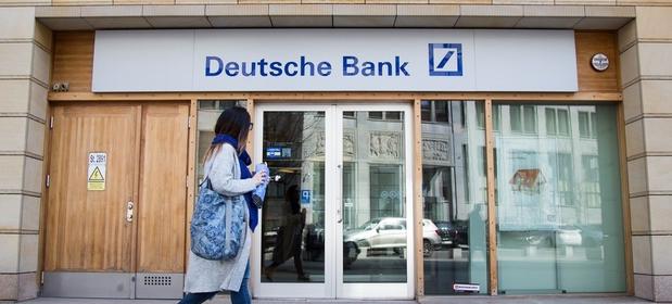O nowym planie oszczędnościowym banku pisze "Financial Times".