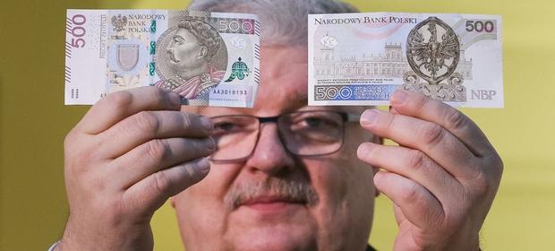 Członek zarządu NBP Jacek Bartkiewicz prezentuje banknot o nominale 500 zł