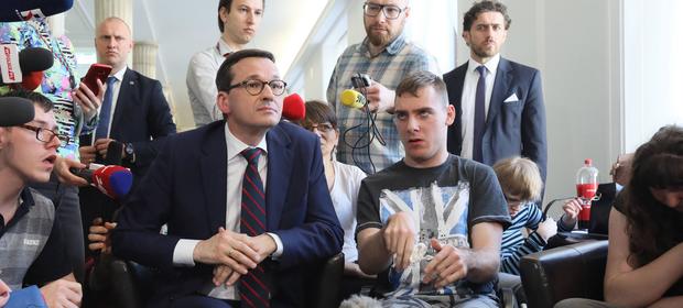 Wpływy z podatku solidarnościowego miałyby zostać przeznaczone na pomoc osobom niepełnosprawnym - zapowiedział Mateusz Morawiecki podczas spoktania z protestującymi w Sejmie.