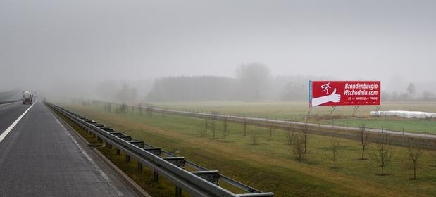 Gigantyczny blillboard zachęca do inwestowania w Brandenburgii. Ma wymiary 18 na 6 metra