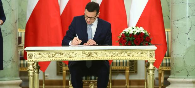 Mateusz Morawiecki podpisuje tekst przysięgi