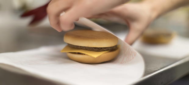 Czy sprzedaż burgera to dostawa żywności czy usługa gastronomiczna?