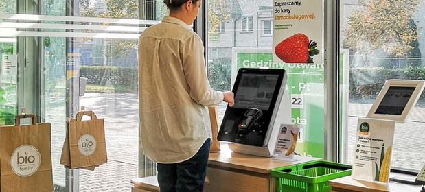 W Poznaniu ruszył market bez obsługi. Duże sieci handlowe jednak o zastępowaniu kasjerów bezobsługowymi automatami nie myślą
