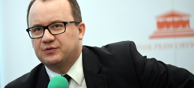 Zdaniem Adama Bodnara, niektóre postanowienia ustawy mogą naruszać zapisy konstytucji m.in. gwarantujące każdemu wolność pozyskiwania informacji