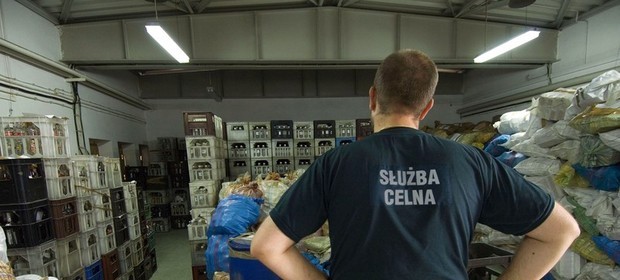 Śledczy ujawnili w Młynach na Podkarpaciu blisko 11 tys. litrów wina