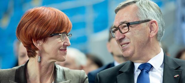 Elżbieta Rafalska oraz Stanisław Szwed. Ministerstwo Rodziny, Pracy i Polityki Społecznej myśli o modyfikacji wynagrodzenia zasadniczego