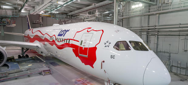 Pierwszy biało-czerwony Dreamliner LOT
