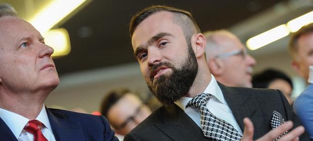 Sebastian Kulczyk podczas otwarcia debaty "Czas na patriotyzm gospodarczy". Siedział w tym samym rzędzie, co ówczesna prezes giełdy Małgorzata Zaleska i były już szef Orlenu Wojciech Jasiński