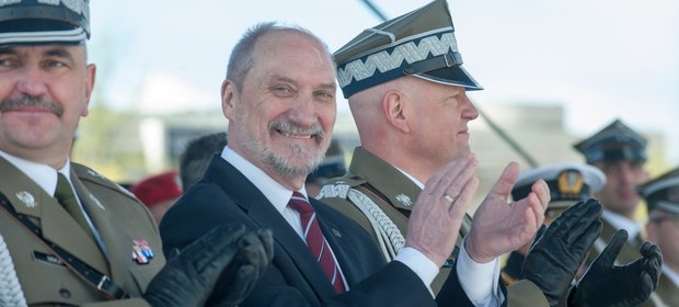 MON długo zwlekał z odpowiedzią na interpelację poselską posła Krzysztofa Berejzy. W końcu ujawnił premie, jakie otrzymał MON Antoniego Macierewicza