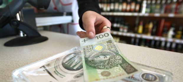Z miesiąca na miesiąc za "stówkę" w sklepie będzie można kupić coraz mniej. W górę ceny towarów i usług