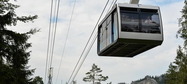 Maksymalną liczbę narciarzy na trasach narciarskich ogranicza przepustowość kolei linowej.