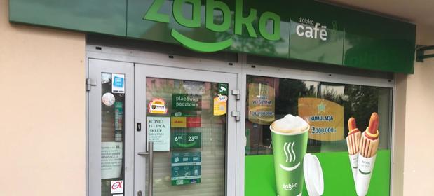 Sklepy Żabka mają podpisaną umowę z Pocztą Polską i kurierami. Można w nich odbierać paczki i listy