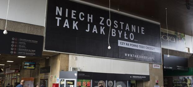 Pieniądze na realizację kampanii miała przekazać Polska Fundacja Narodowa. Ta z kolei finansowana jest przez spółki skarbu państwa.