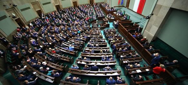 Za przyjęciem planów wydatków państwa było 240 posłów. Przeciw głosowało 185, dwóch wstrzymało się od głosu.