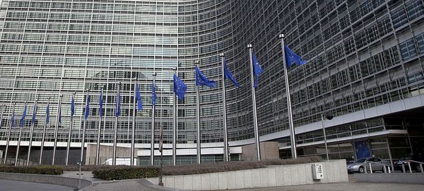 Brukselscy urzędnicy napominają nie tylko Polskę