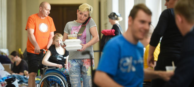 Okupujący sejmowe korytarze od 18 kwietnia prostestujący żądali m.in. dodatku w wysokości 500 zł miesięcznie.