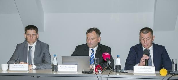 Przemysław Dąbrowski (w środku) będzie musiał zmierzyć się z oczekiwaniami obligatariuszy