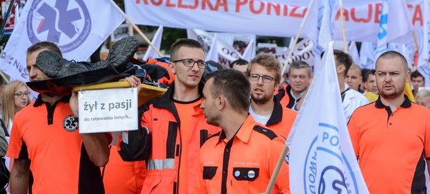 Protest prowadzą już ratownicy medyczni. To nietypowy "strajk". W określone dni każdego miesiąca nie biorą dodatkowych dyżurów. W takiej sytuacji brakuje obsad dla karetek