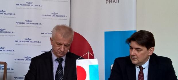 Jarosław Tomaszewski (z lewej) na uroczystym podpisaniu jednej z umów