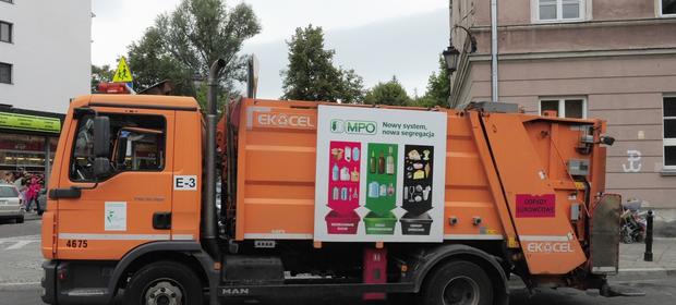 Przetargi na ciężarówki do zbierania odpadów komunalnych opiewały na ponad 2,5 mln zł