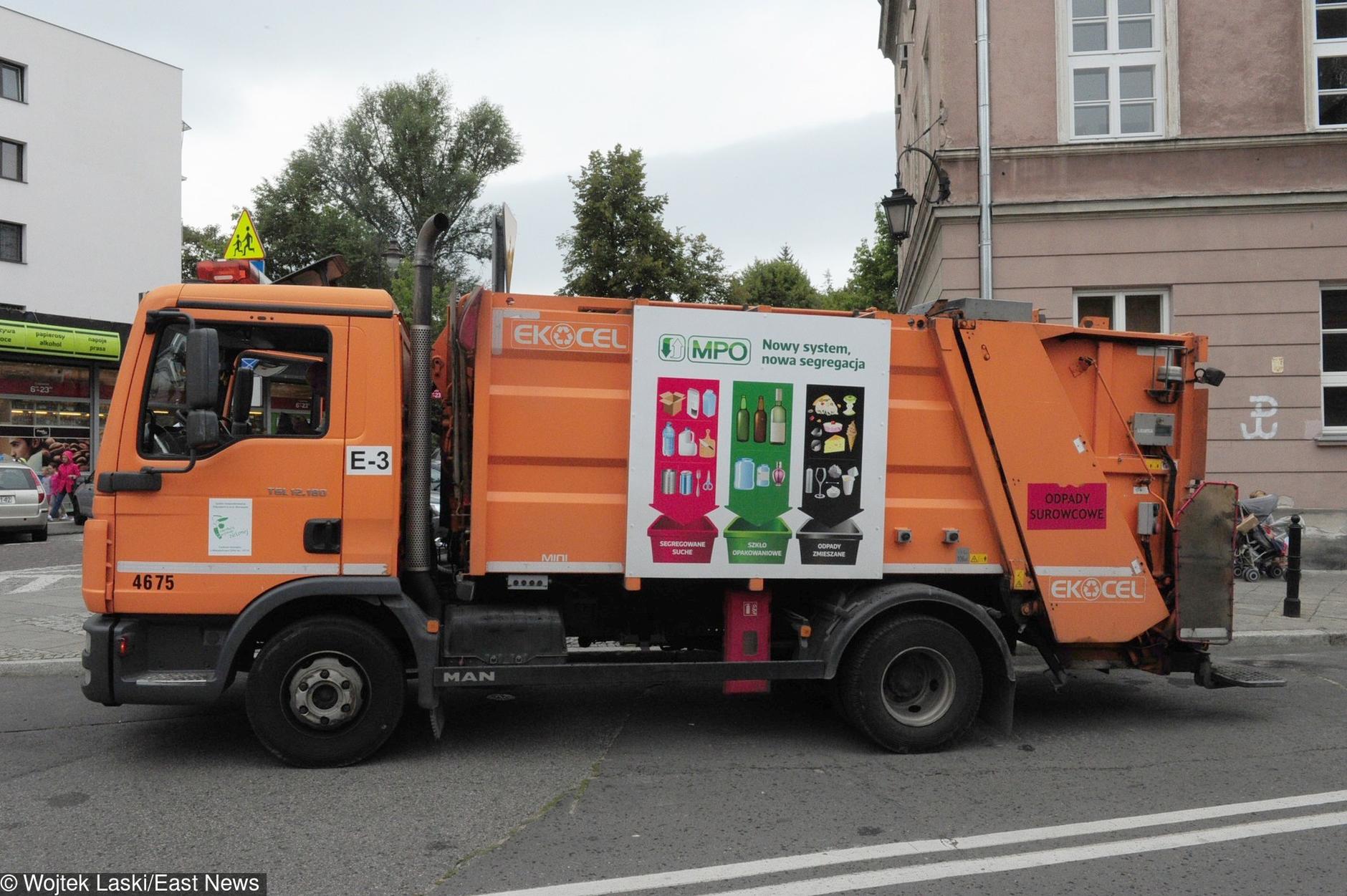 Ustawione przetargi na śmieciarki. CBA ma już ośmioro podejrzanych
