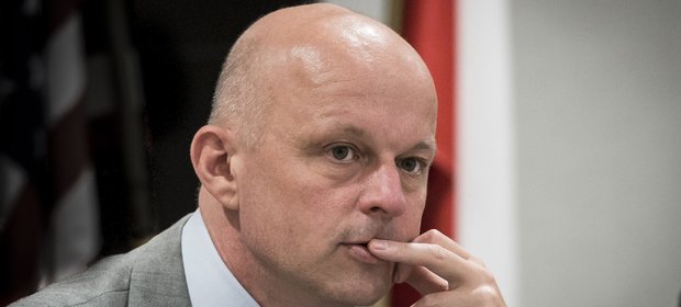 Były szef resortu finansów zwraca swoją nagrodę i chwali się dokonaniami na Facebooku