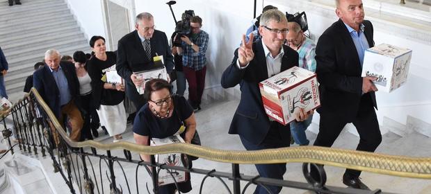 Związkowcy podczas zgłaszania projektu ustawy o zakazie handlu w niedziele