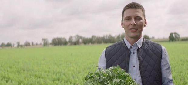 Kadr z reklamy Lidla z Jędrzejem Cichowlasem. Już jej nie można obejrzeć. Sieć zawiesiła współpracę i nie wiadomo, czy jej nie zakończy