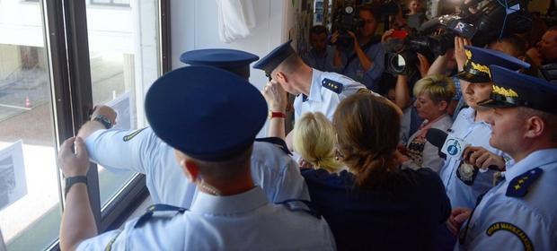 Warszawa, 24.05.2018. Straż marszałkowska w akcji podczas protestu rodziców niepełnosprawnych.