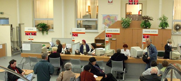 W niektórych urzędach za sprawą aplikacji udaje się załatwić np. meldunek.