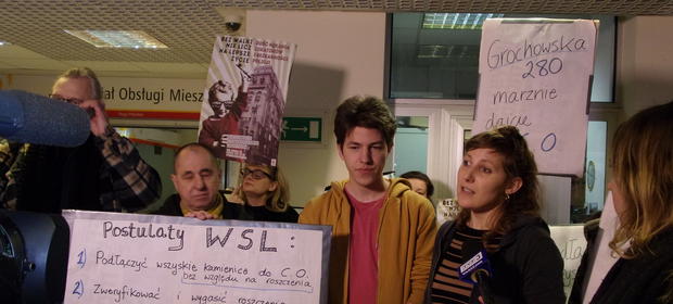 Lokatorzy chcą, by wszystkie należace do miasa budynki zostały niezwłocznie podłączone do sieci centralnego ogrzewania