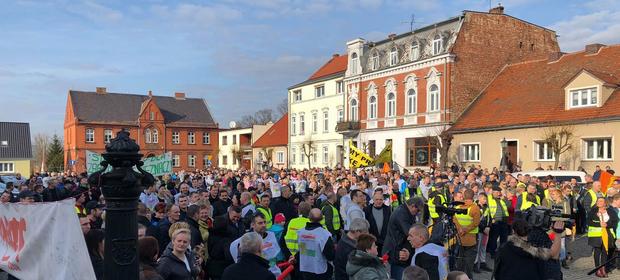 Kilkaset osób wyszło w niedzielę na rynek w Zbąszyniu. Pikietowali, bo walczą o podwyżki w fabryce Ikea
