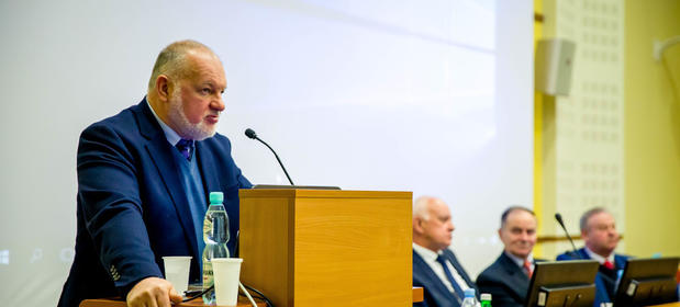 Szefujący NFZ Andrzej Jacyna przekonuje, że Polacy w Czechach często szkodzą własnemu zdrowiu, poddając się operacjom przedwcześnie.